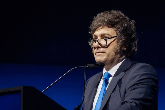 Argentina registra risco-país em 704 pontos e queda na atividade