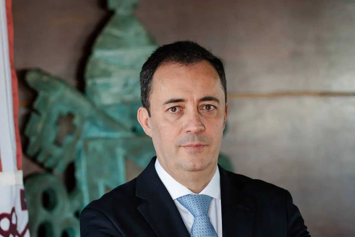 Reitor da PUCPR morre nos EUA após ser atingido por acrílico