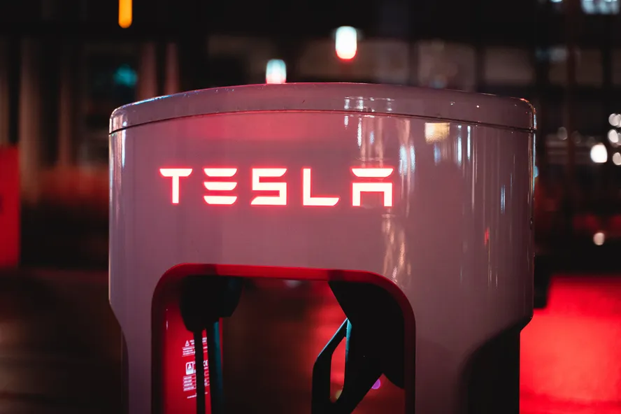 Novo adaptador CHAdeMO amplia recarga rápida para veículos Tesla no Japão