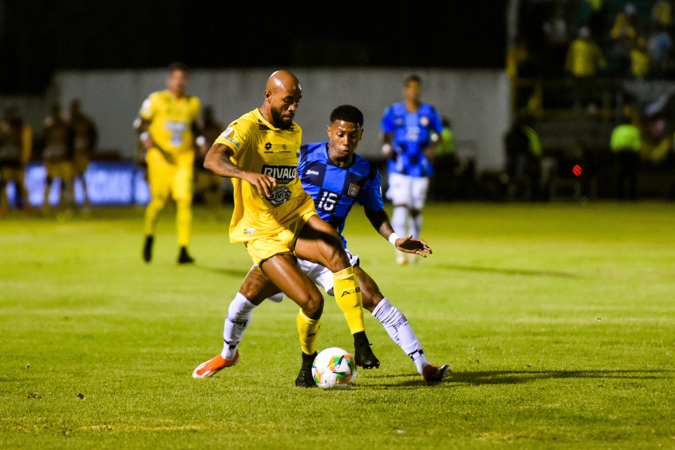 Boyacá Chicó vence o Bucaramanga e mantém chances contra o rebaixamento