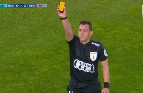 Futebol uruguaio testa cartões virtuais e substitui papel na arbitragem