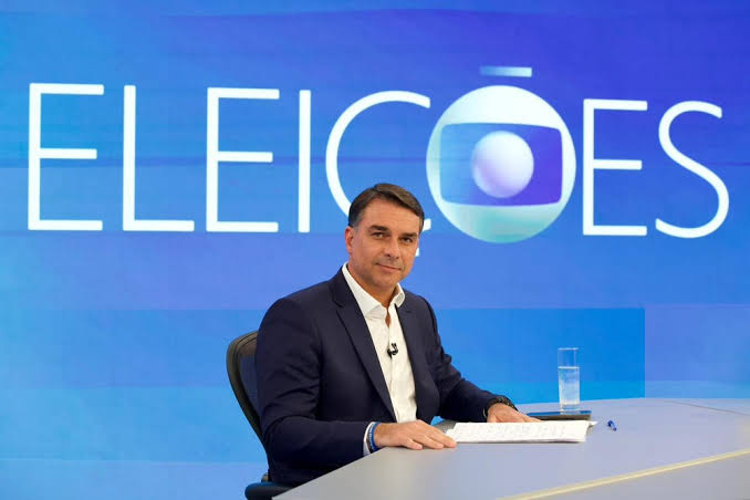 Flávio Bolsonaro é entrevistado pela TV Globo nesta sexta-feira