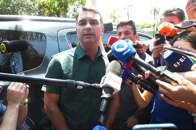 Flávio Bolsonaro recua e confirma presença em debate da Band com Lula