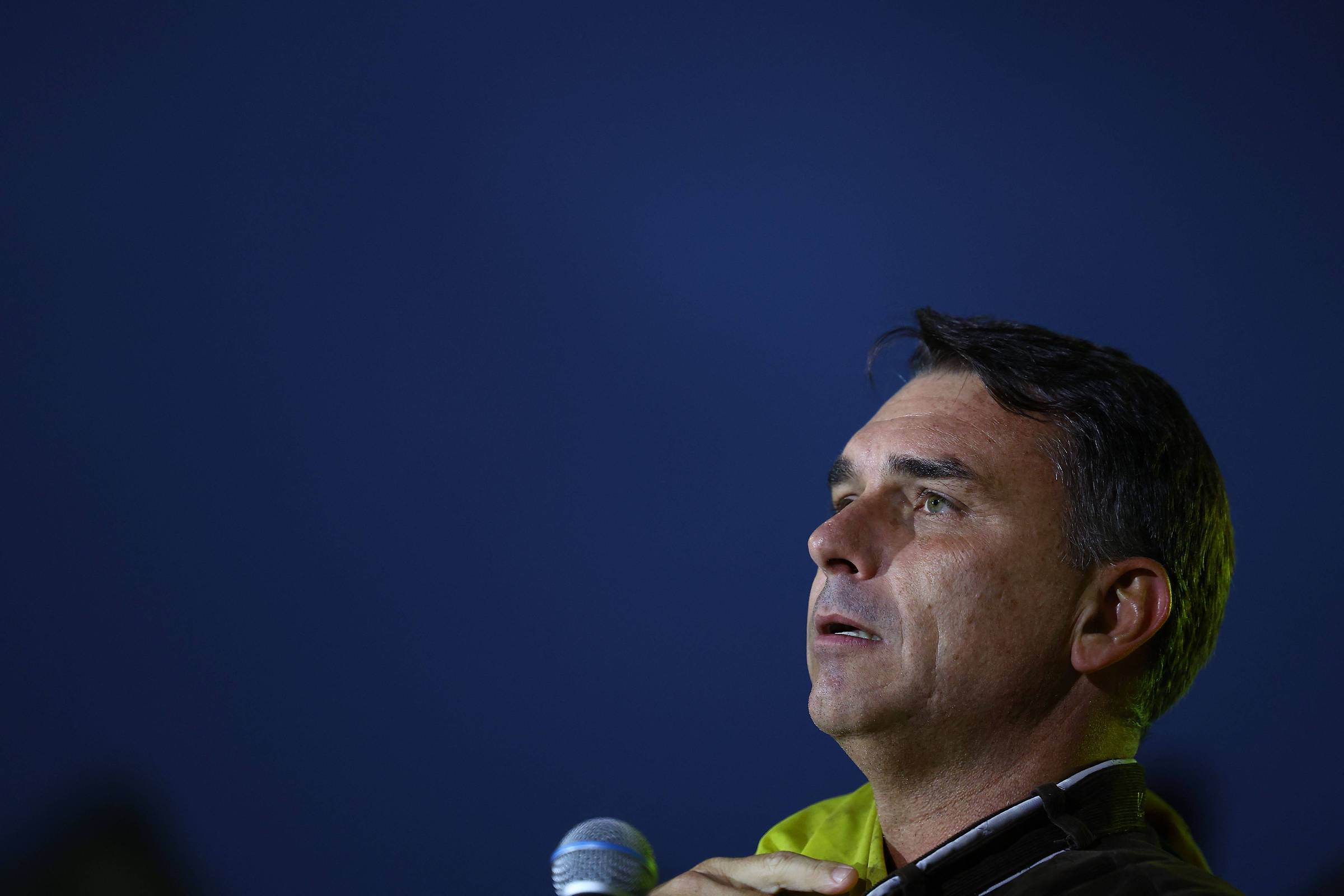 Investigação da PF aponta ligação de Flávio Bolsonaro com advogado alvo da Previdência