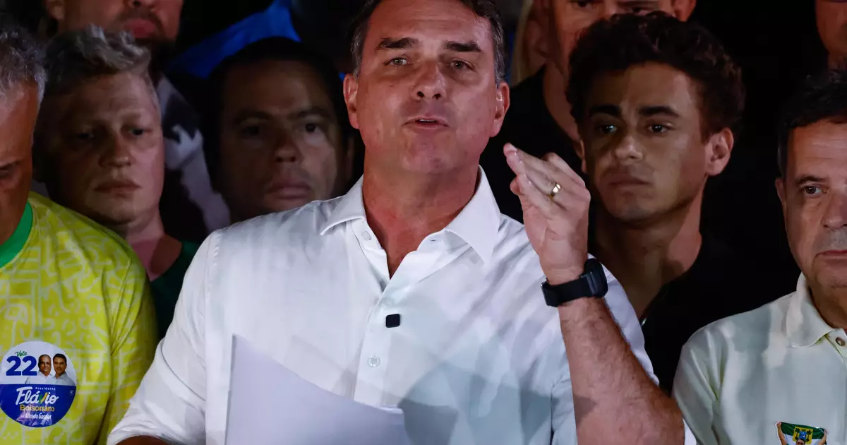 Flávio Bolsonaro desembarca em Miami após deixar o Brasil rumo aos Estados Unidos