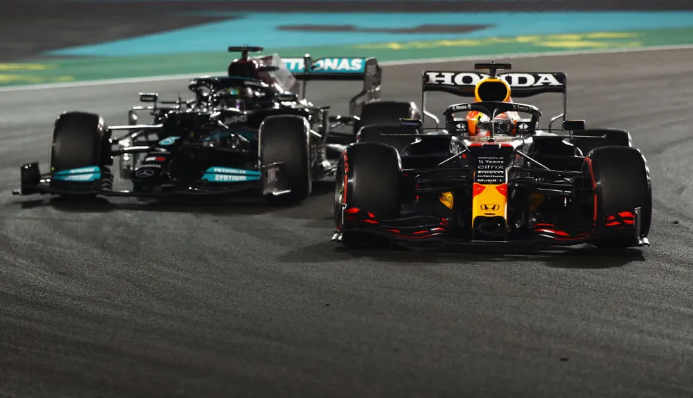 GP de Singapura tem investigação de Verstappen e testes na Mercedes