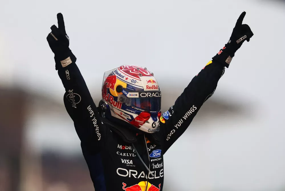 Max Verstappen defende motores V8 na F1 e vence corrida caótica