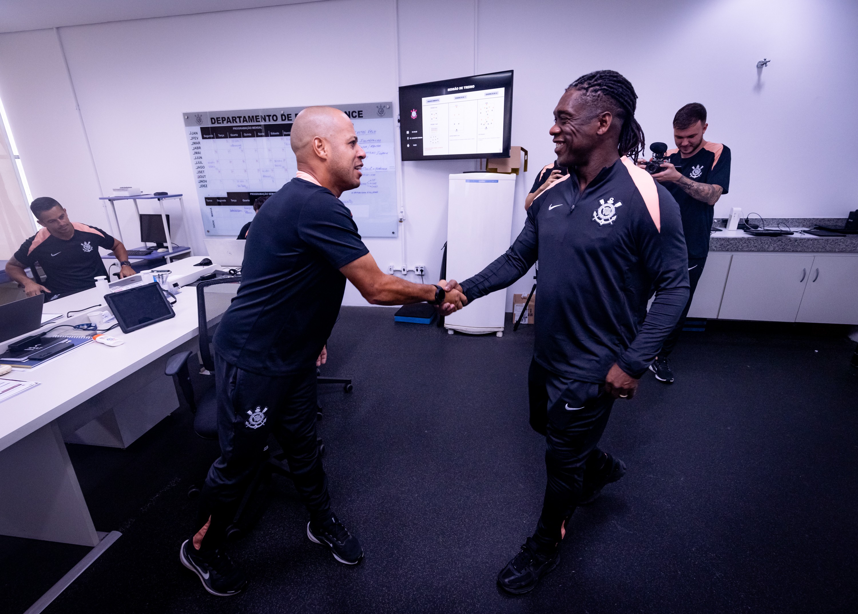 Seedorf assume o Corinthians e altera rotina no CT Joaquim Grava