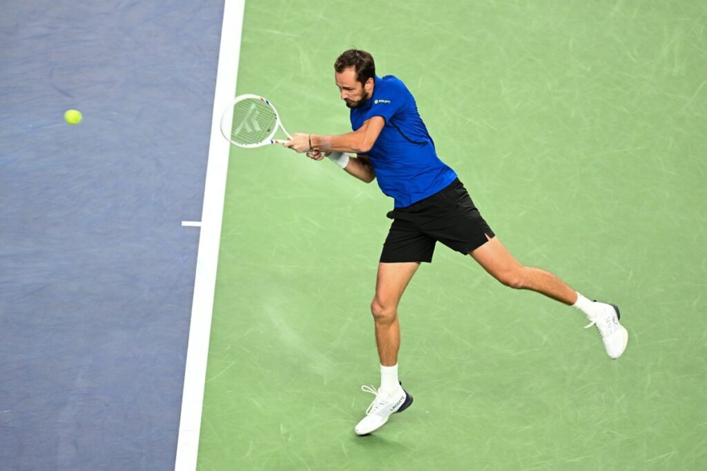 Daniil Medvedev avança no Masters de Xangai e comenta aposentadoria de Monfils