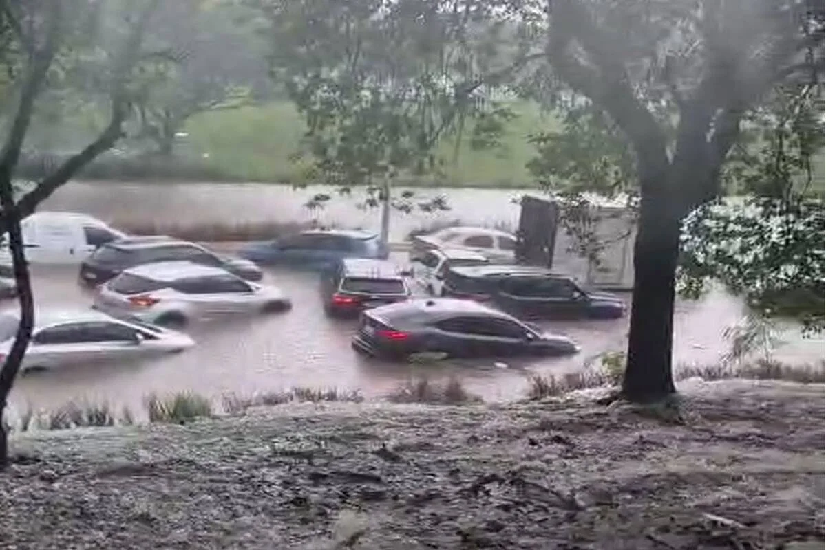 Temporal em São Paulo alaga avenida 23 de Maio próximo ao Ibirapuera