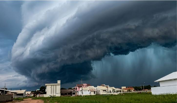 Ciclone extratropical se forma no litoral e traz frio e chuva ao centro-sul