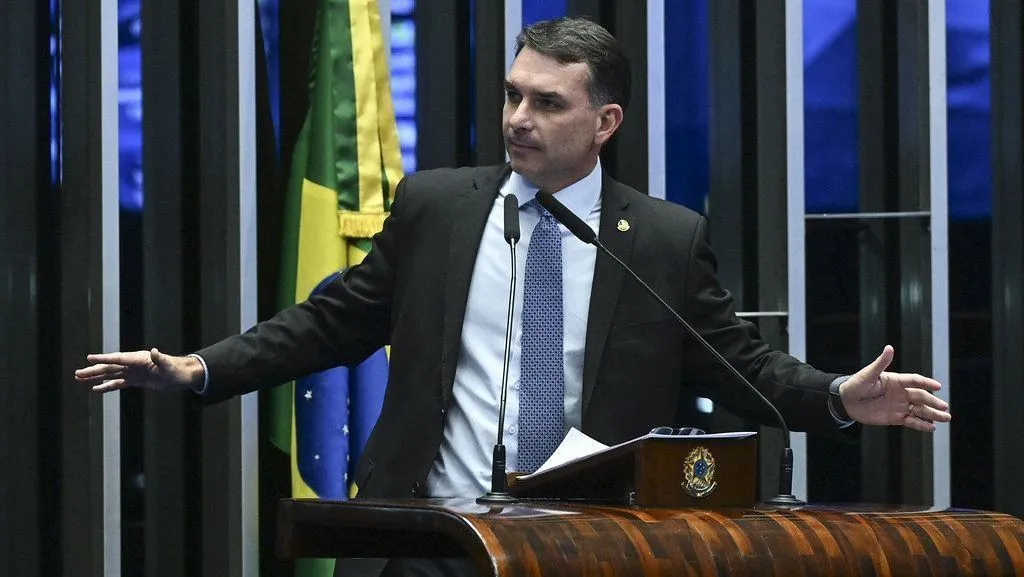 Propostas de Flávio Bolsonaro geram protestos e embate político no Senado