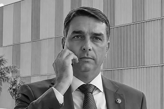 Flávio Bolsonaro é citado em e-mails da Operação Sem Desconto
