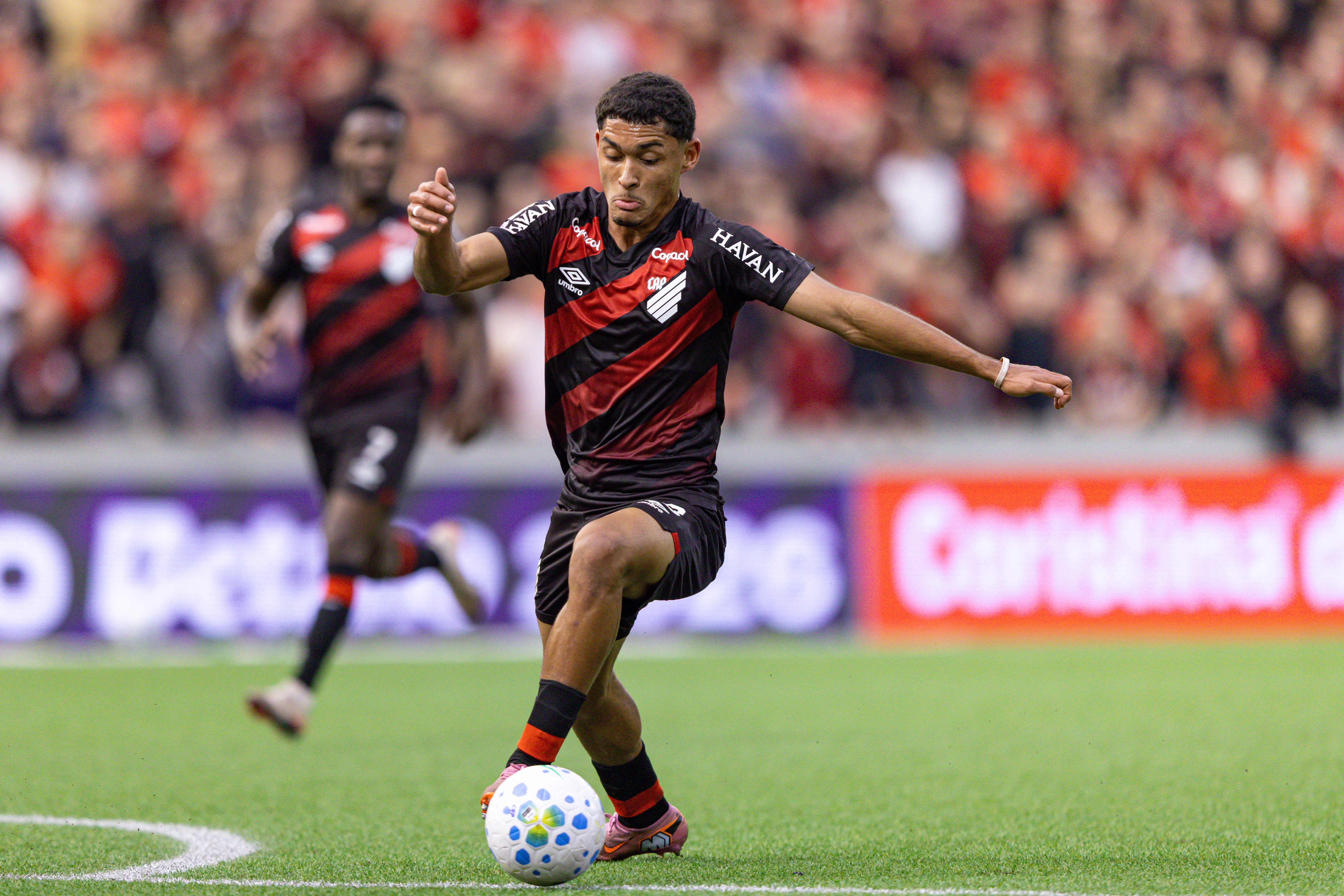 Athletico confirma ruptura de ligamento e Claudinho passa por cirurgia