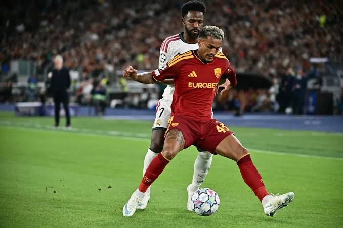 Mourinho elogia lateral Wesley após duelo na Champions League