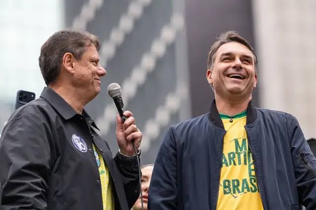 Tarcísio articula apoios para Flávio Bolsonaro no segundo turno
