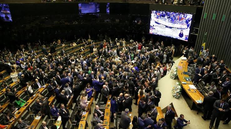 Câmara autoriza uso de cota parlamentar para viagens de deputados antes da posse