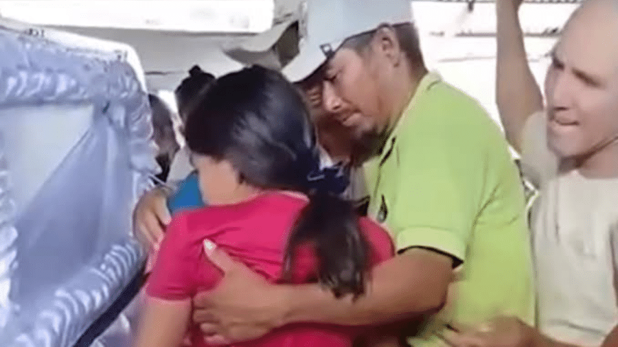 Adolescente acorda e se levanta dentro de caixão durante velório