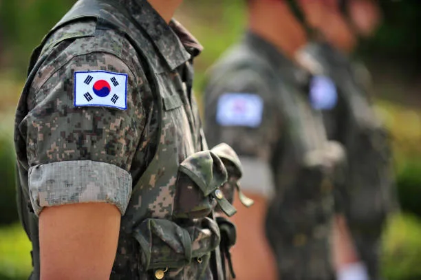 Coreia do Sul condena capitão gay por relação com soldado