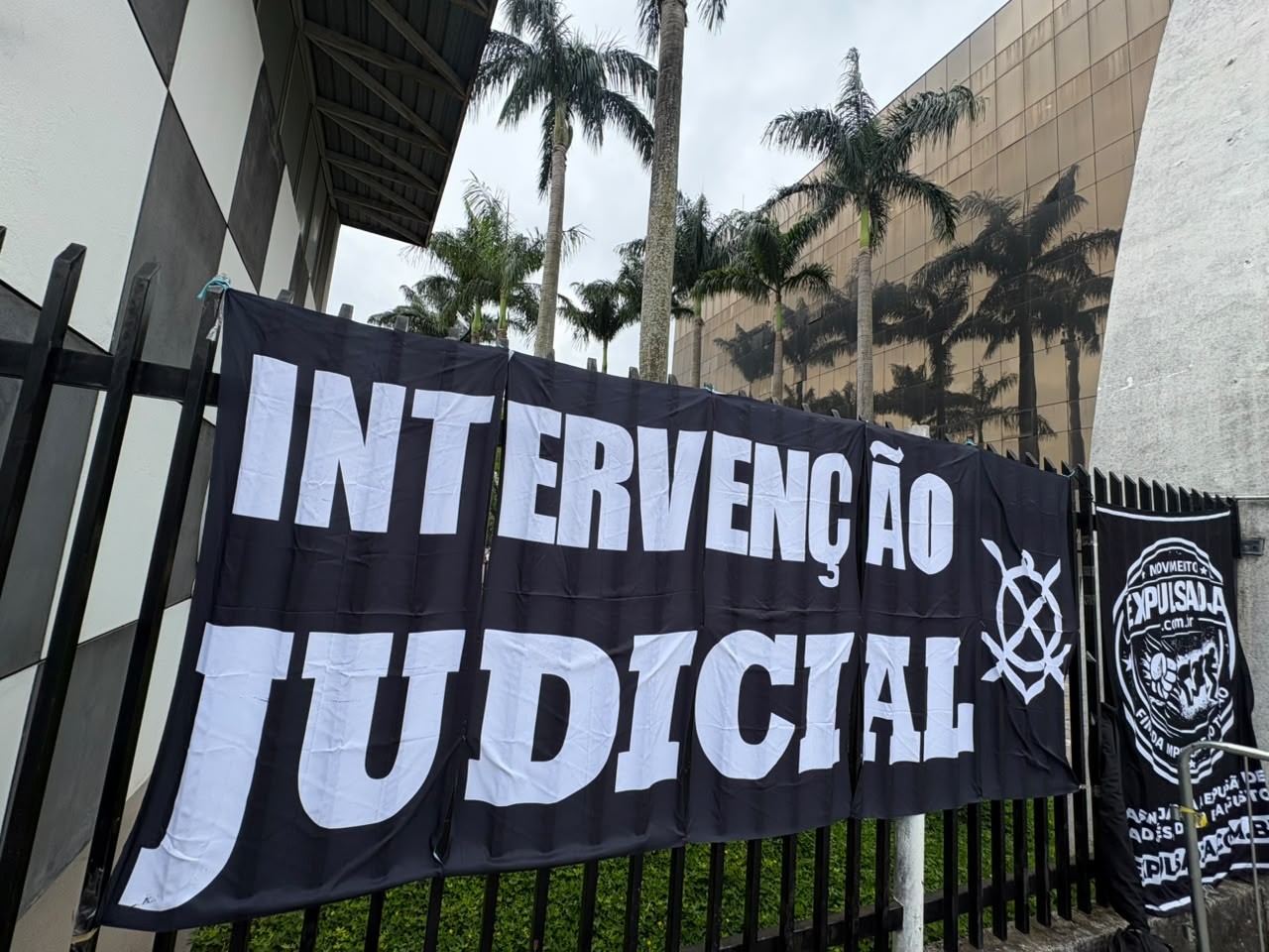 Torcedores do Corinthians protestam e pedem intervenção judicial