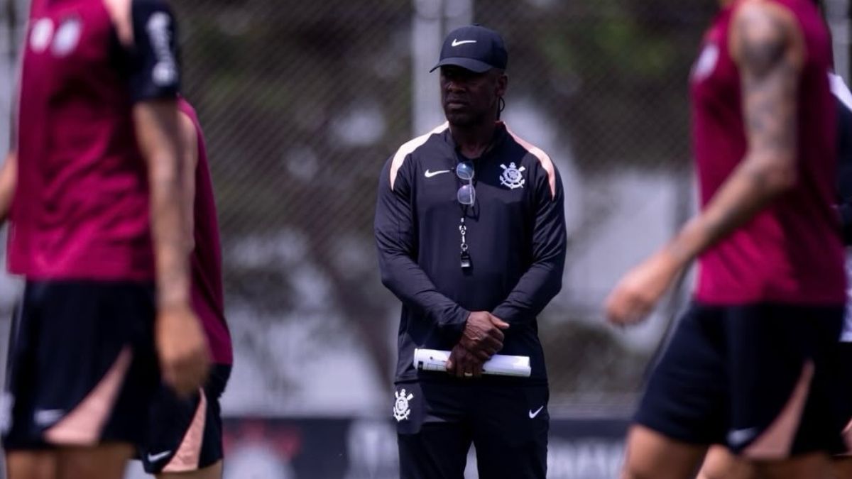 Seedorf comanda primeiro treino no Corinthians em meio a protesto com arma