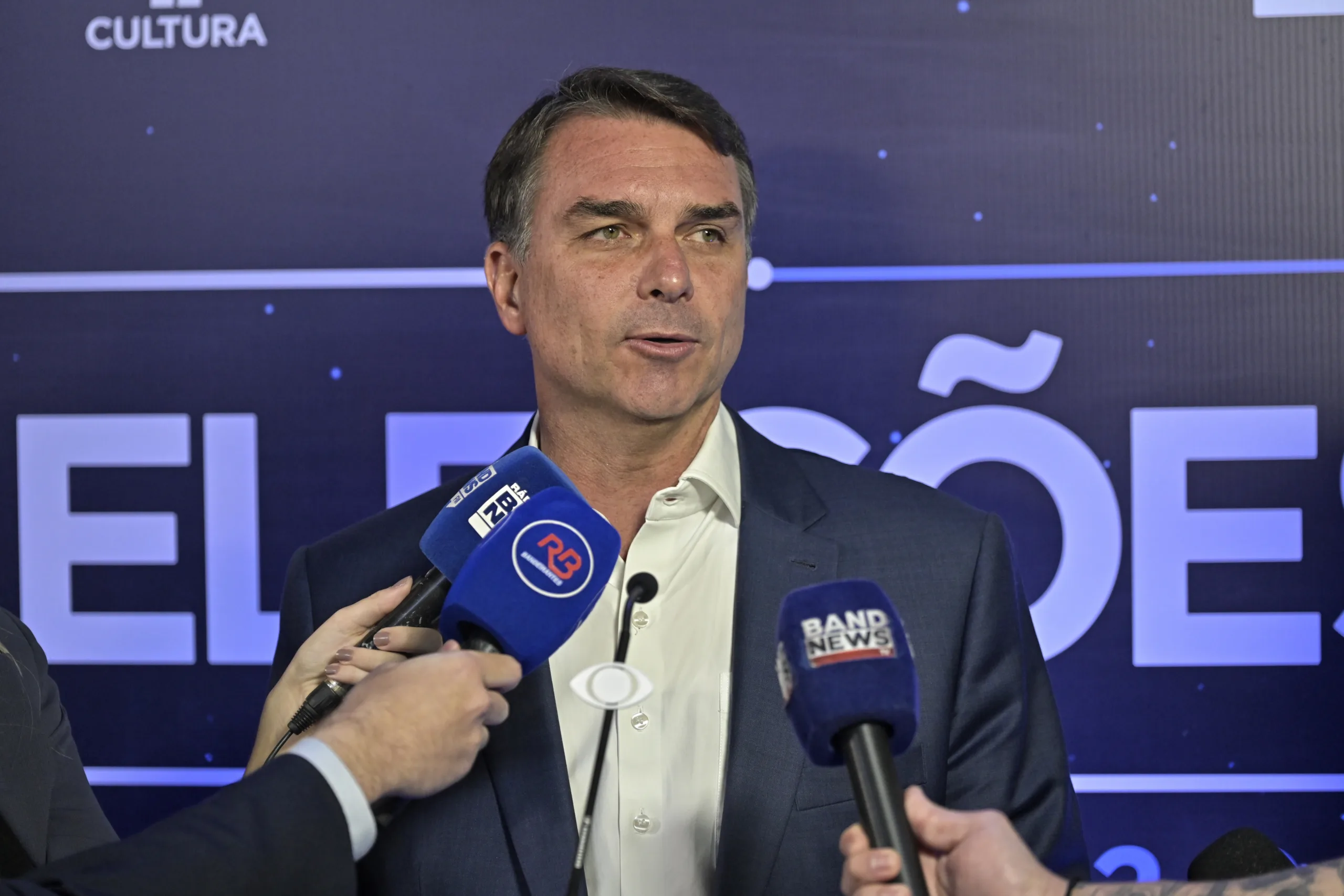Flávio Bolsonaro mantém favoritismo no segundo turno, avaliam analistas