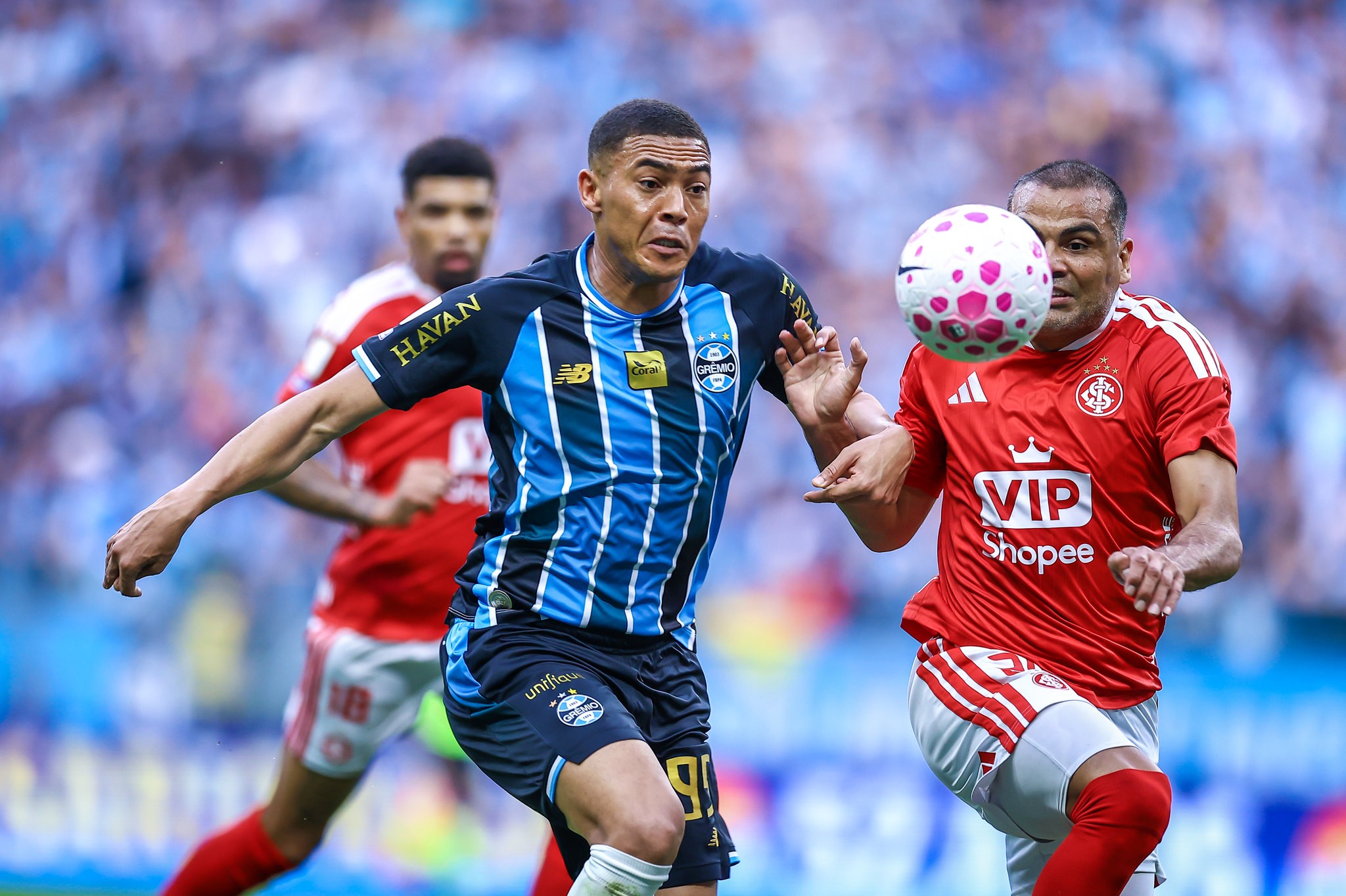 Grêmio e Corinthians enfrentam riscos elevados de rebaixamento no Brasileirão