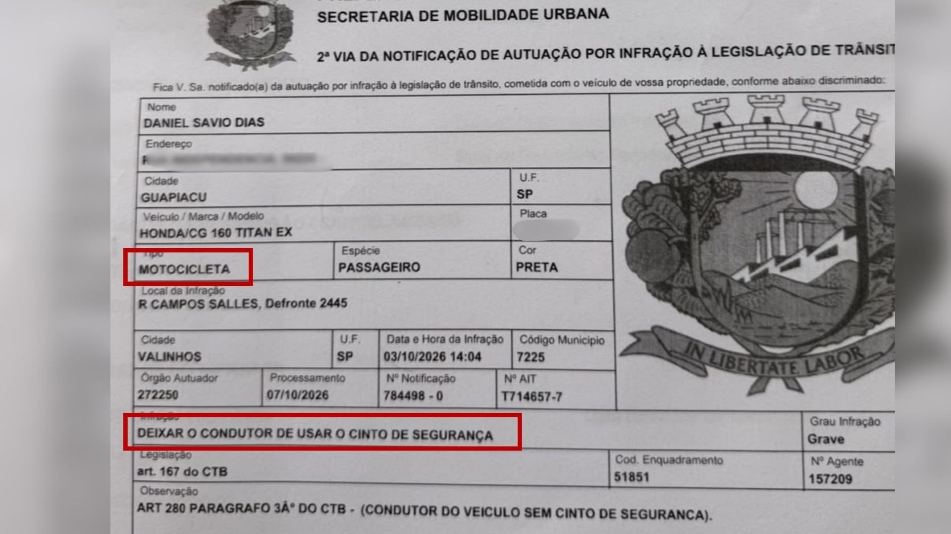 Motorista de moto recebe multa por falta de cinto em São Paulo