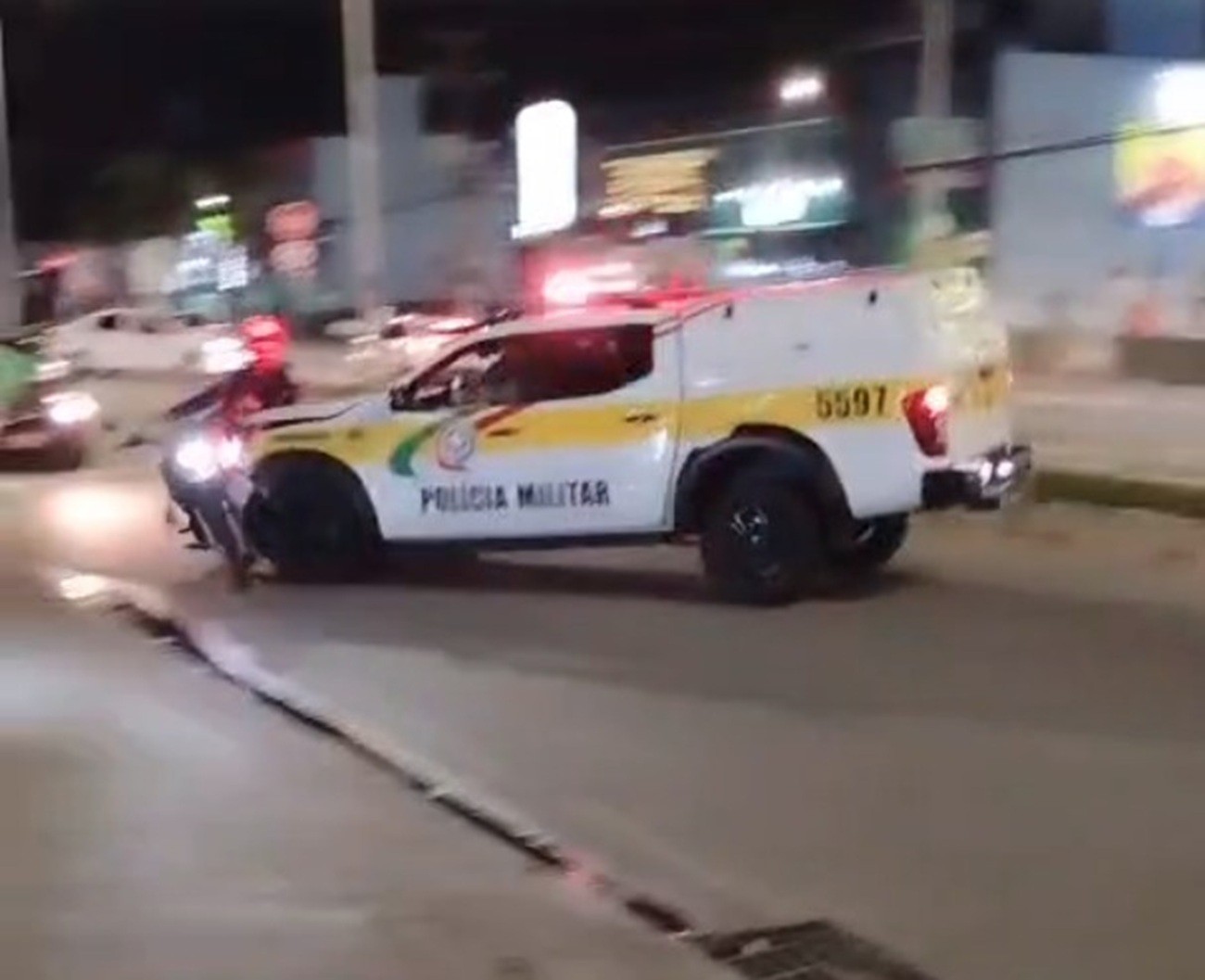 Viatura da PM atropela motociclista durante ato em Florianópolis
