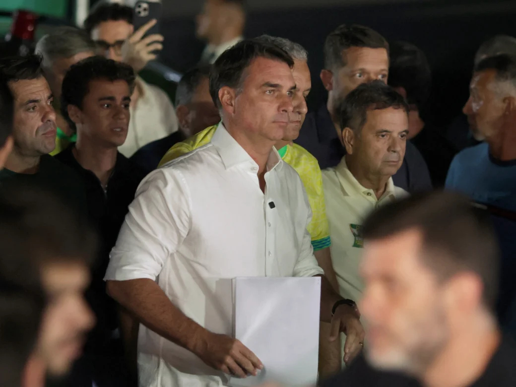 Flávio Bolsonaro anuncia pedido de cassação da chapa de Lula após derrota
