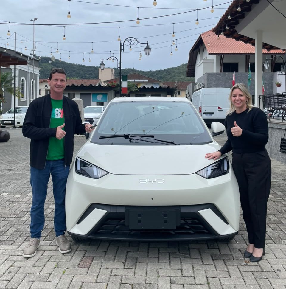Nova Trento amplia frota municipal com veiculo eletrico da BYD