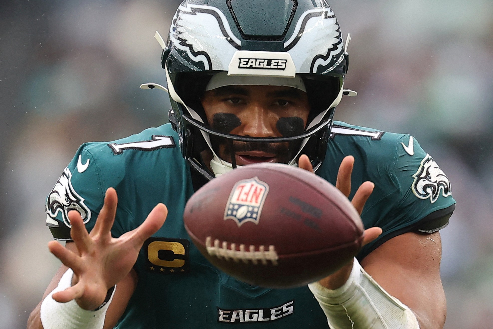 NFLPA exige investigação sobre atendimento médico de Jalen Hurts