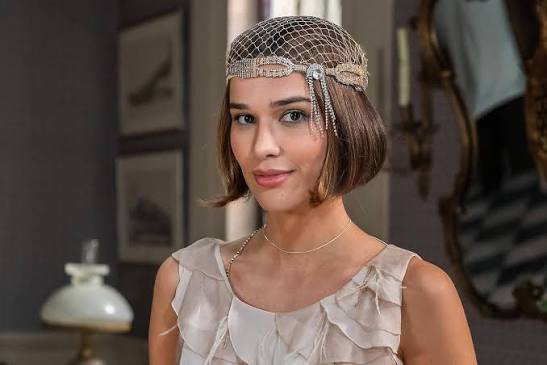 Theresa Fonseca participa de evento de moda e vive momentos tensos em novela
