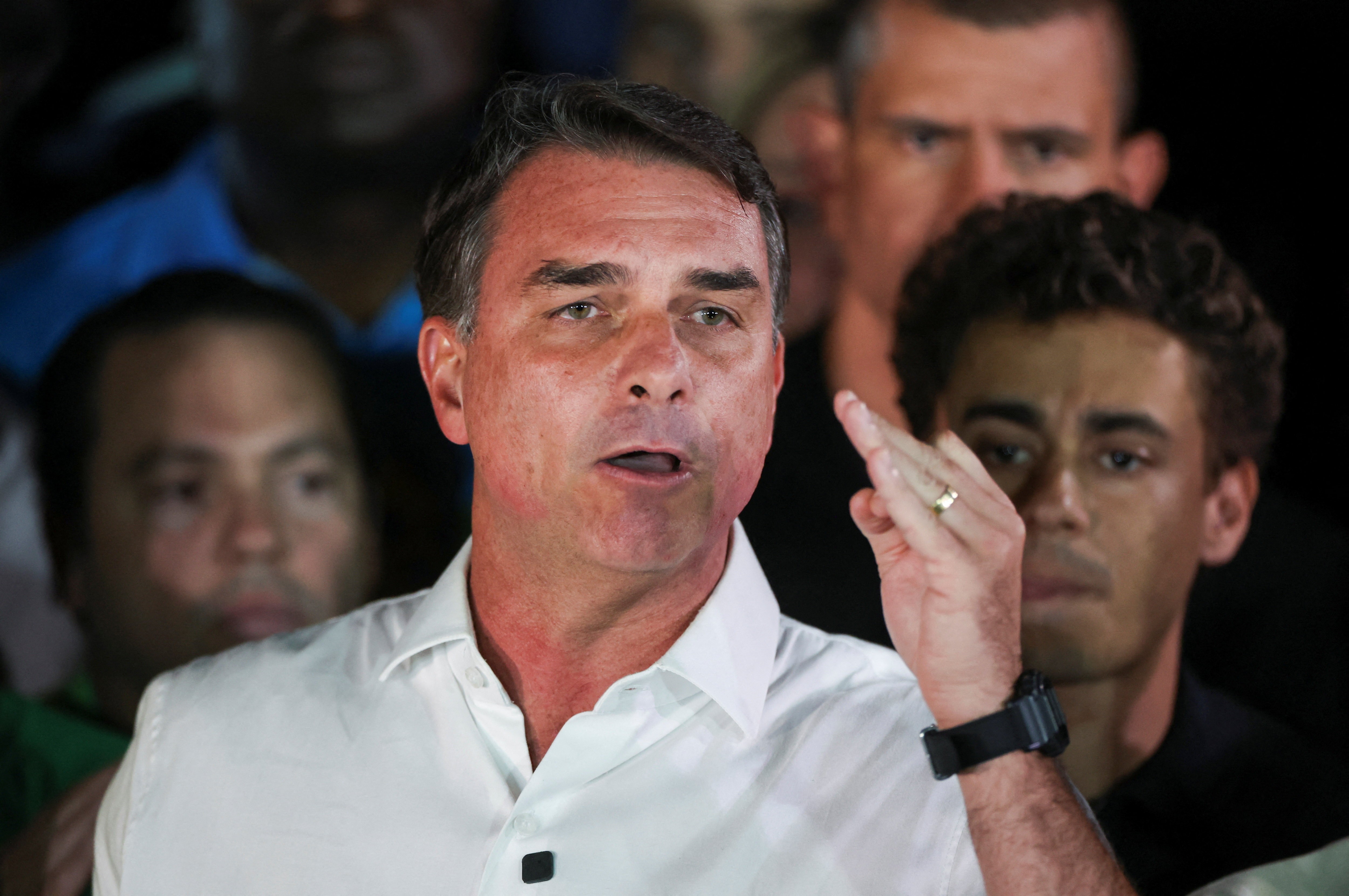 Ex-coordenador diz que Flávio Bolsonaro pediu para 'dar um tempo'