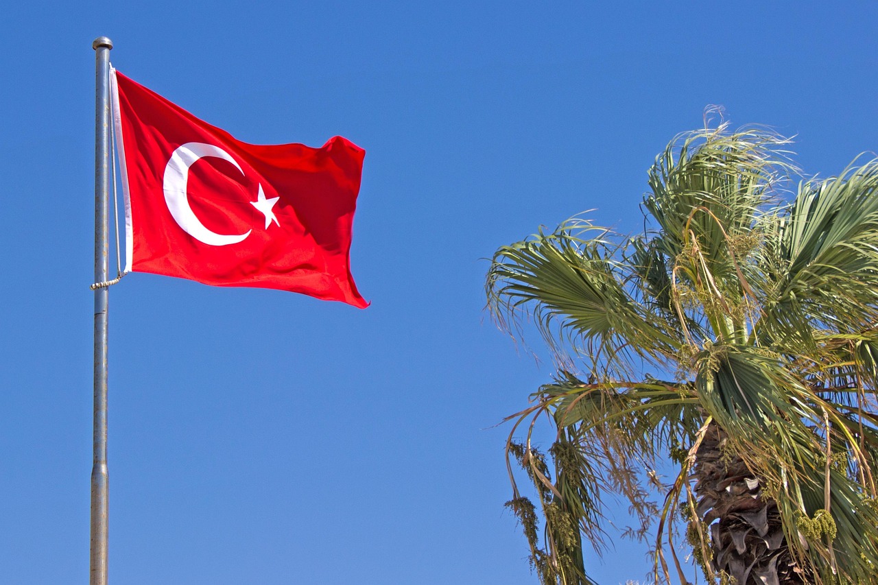 Justiça da Albânia autoriza extradição de ativista turca para a Turquia