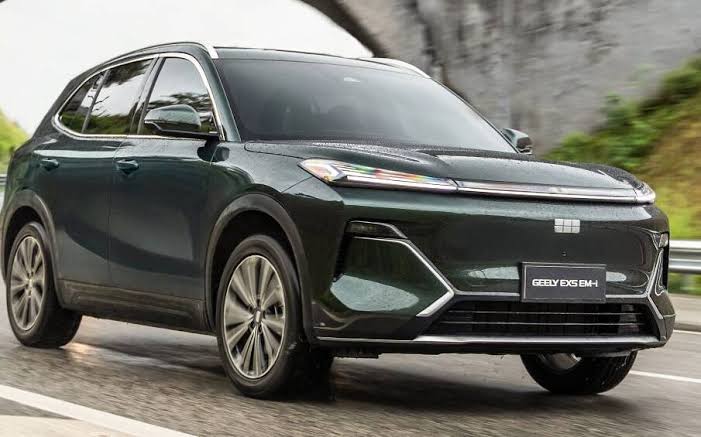 Geely expande atuação global com acordo de baterias e novo carro elétrico