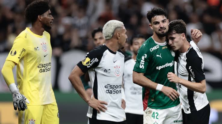 Palmeiras e Corinthians duelam pelo Brasileirão em cenários opostos