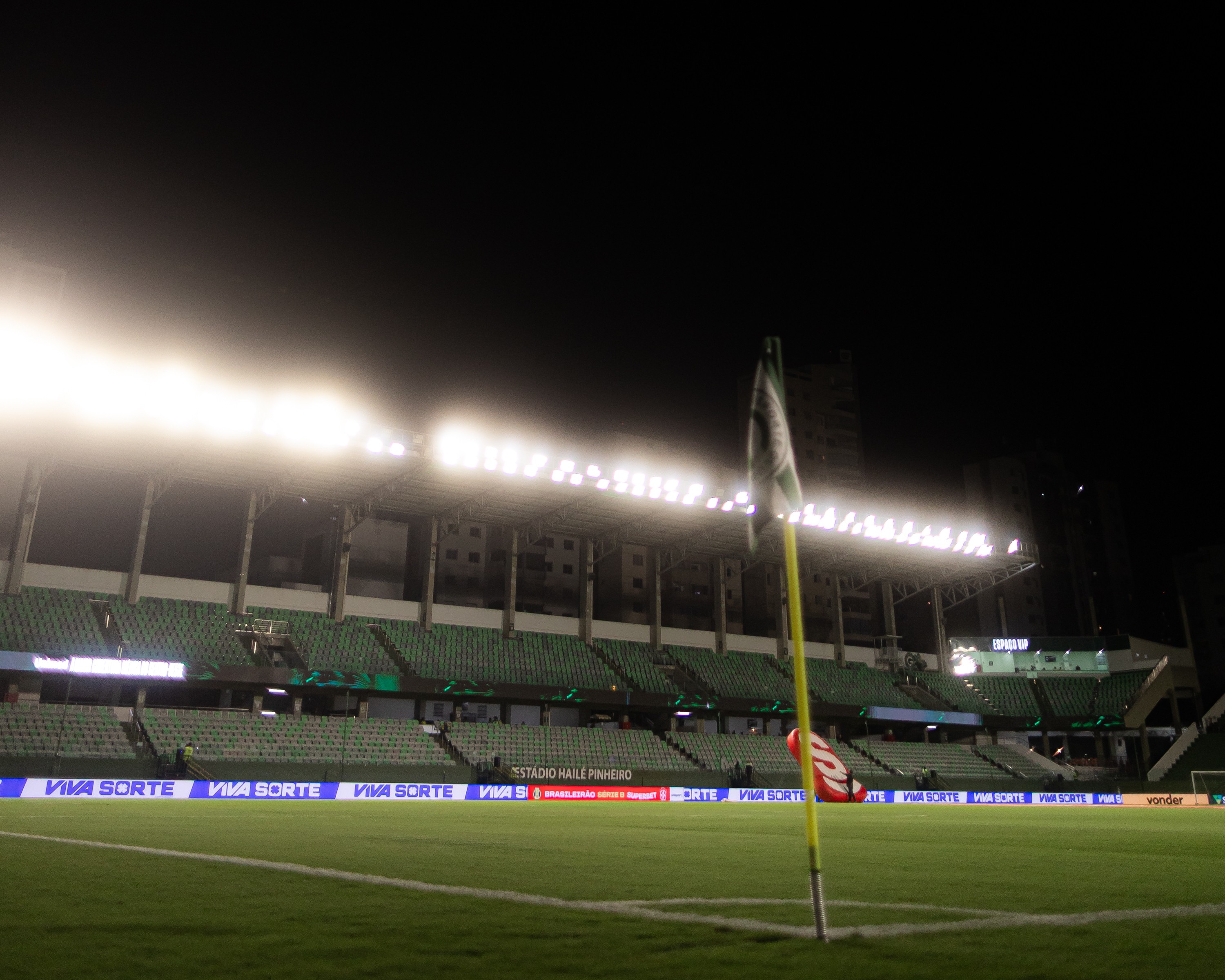 Goiás e Náutico se enfrentam nesta segunda-feira pela Série B
