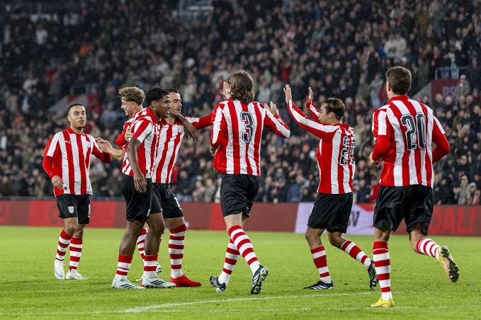 ADO Den Haag vira sobre o PSV e conquista primeira vitória no campeonato