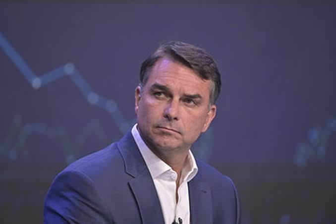 Atuação de Flávio Bolsonaro como advogado de policiais é alvo de debate eleitoral