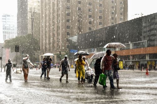 Defesa Civil emite alerta amarelo para chuvas em São Paulo no feriado