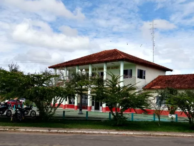 Servidores municipais enfrentam atrasos salariais e novas regras de jornada