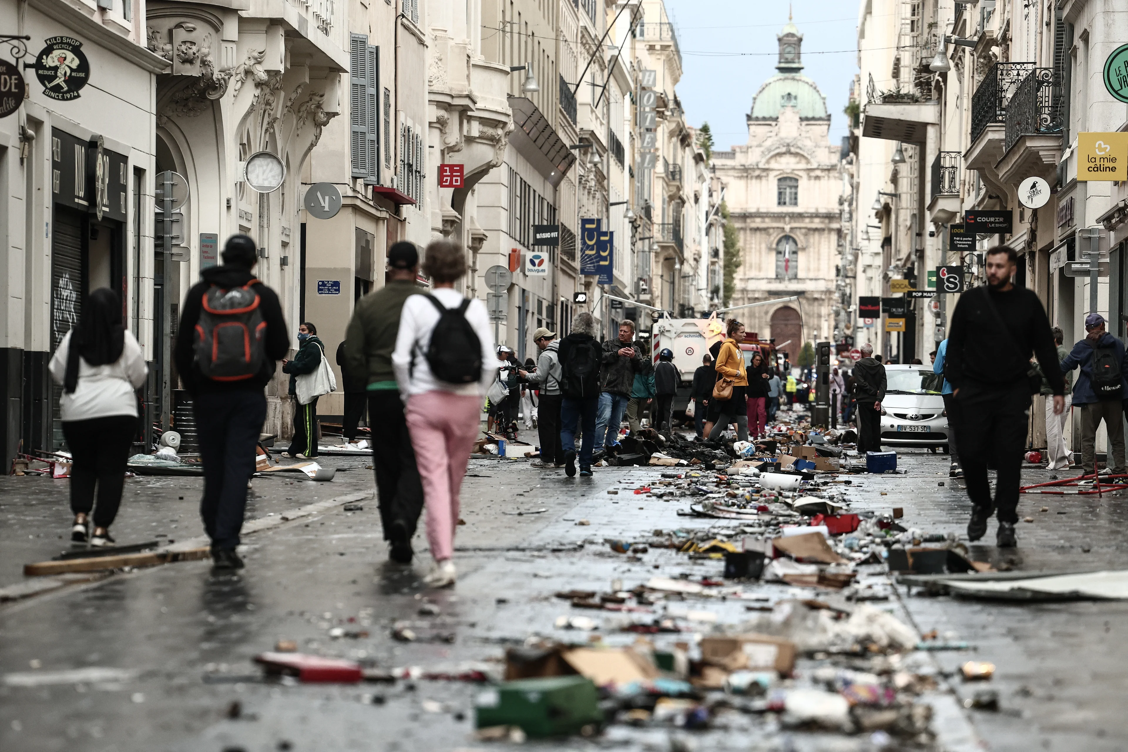 Protestos na França terminam em saques e milhares de prisões