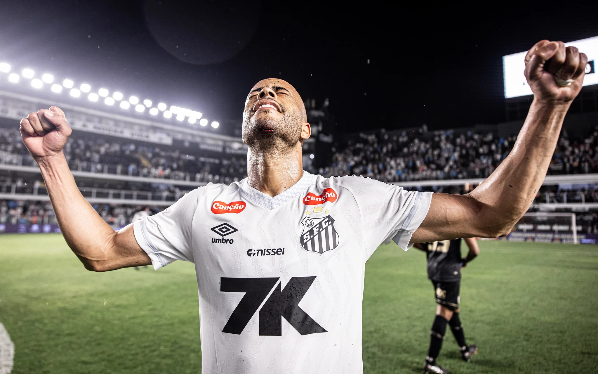 Santos é condenado a pagar R$ 11,3 milhões ao lateral Mayke