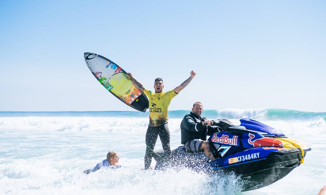 Gabriel Medina vence Filipe Toledo e avança em Peniche