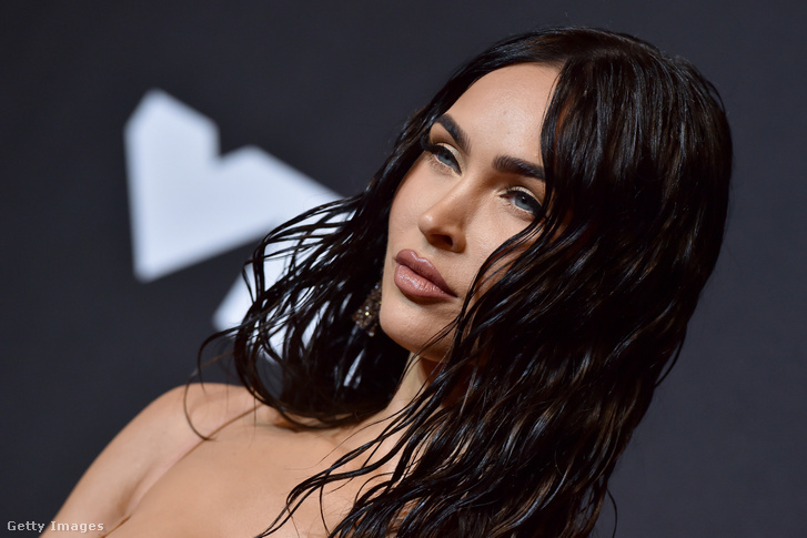 Megan Fox relata experiência pós-parto e maternidade