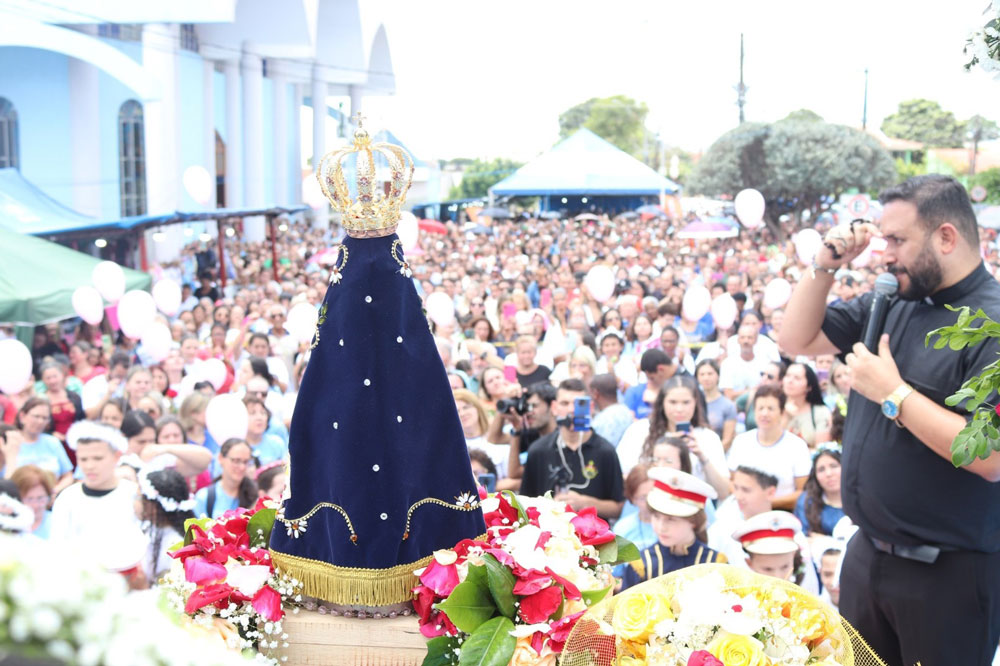 Fiéis celebram o Dia de Nossa Senhora Aparecida com romarias e missas pelo país