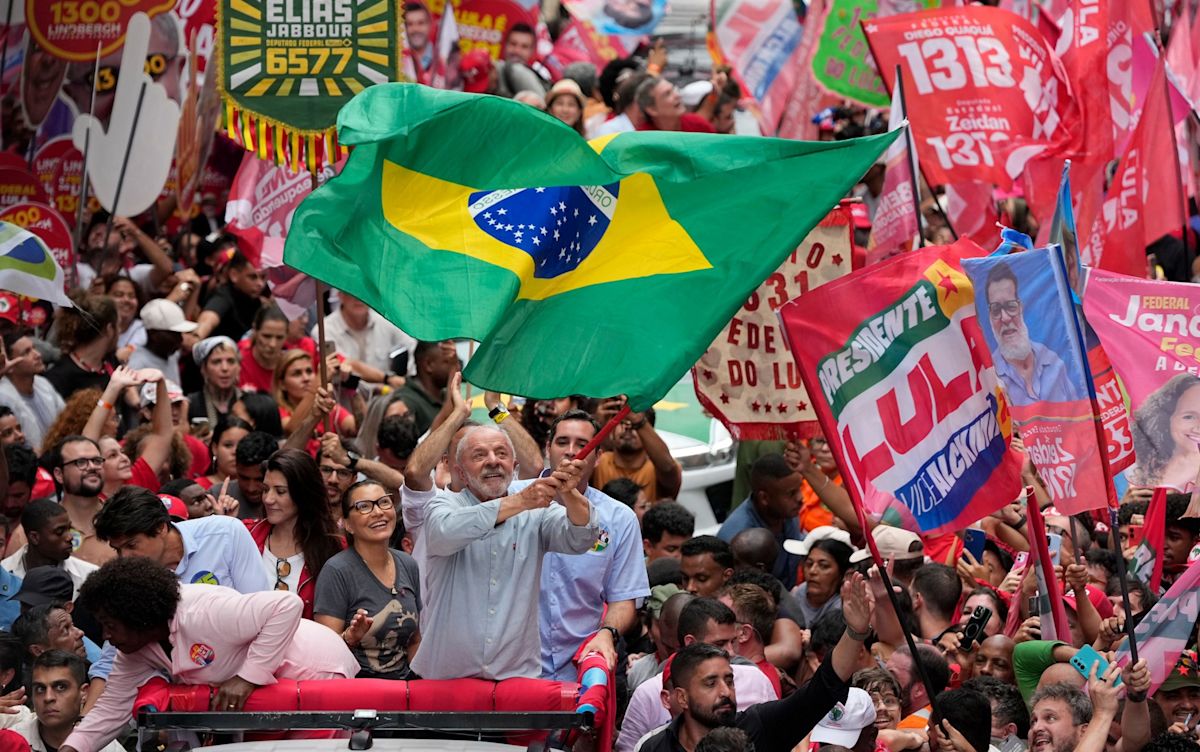 Escândalo financeiro abala elite política brasileira antes de eleição