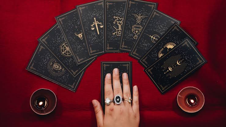 Previsões do tarot para os doze signos nesta segunda-feira