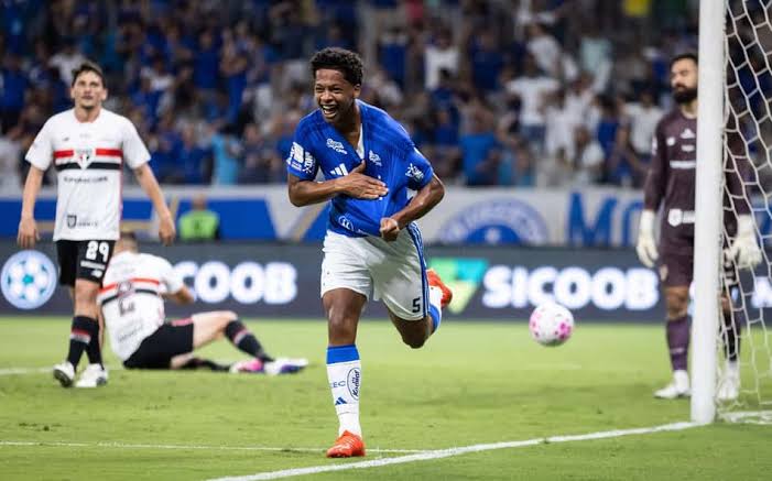 Cruzeiro vence o São Paulo por 2 a 0 e entra no G-4 do Brasileirão